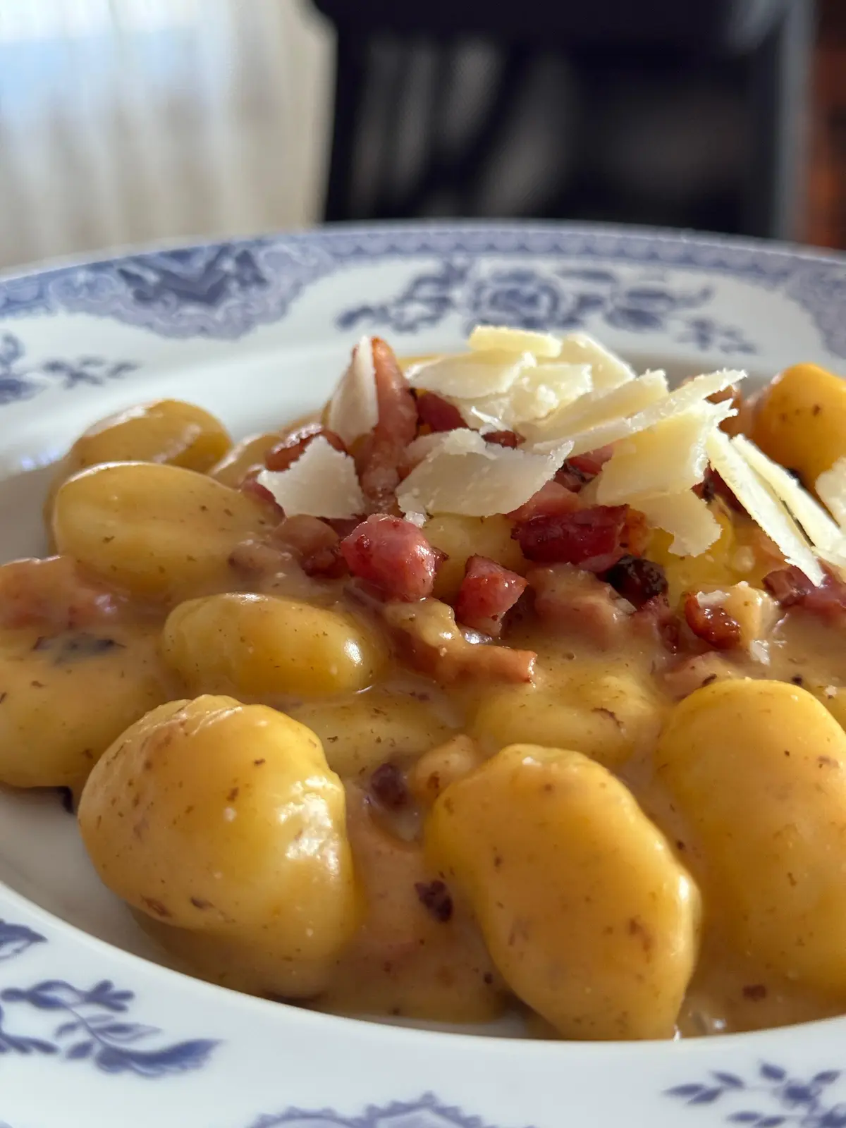 Gnocchi com molho cremoso, bacon e parmesão.